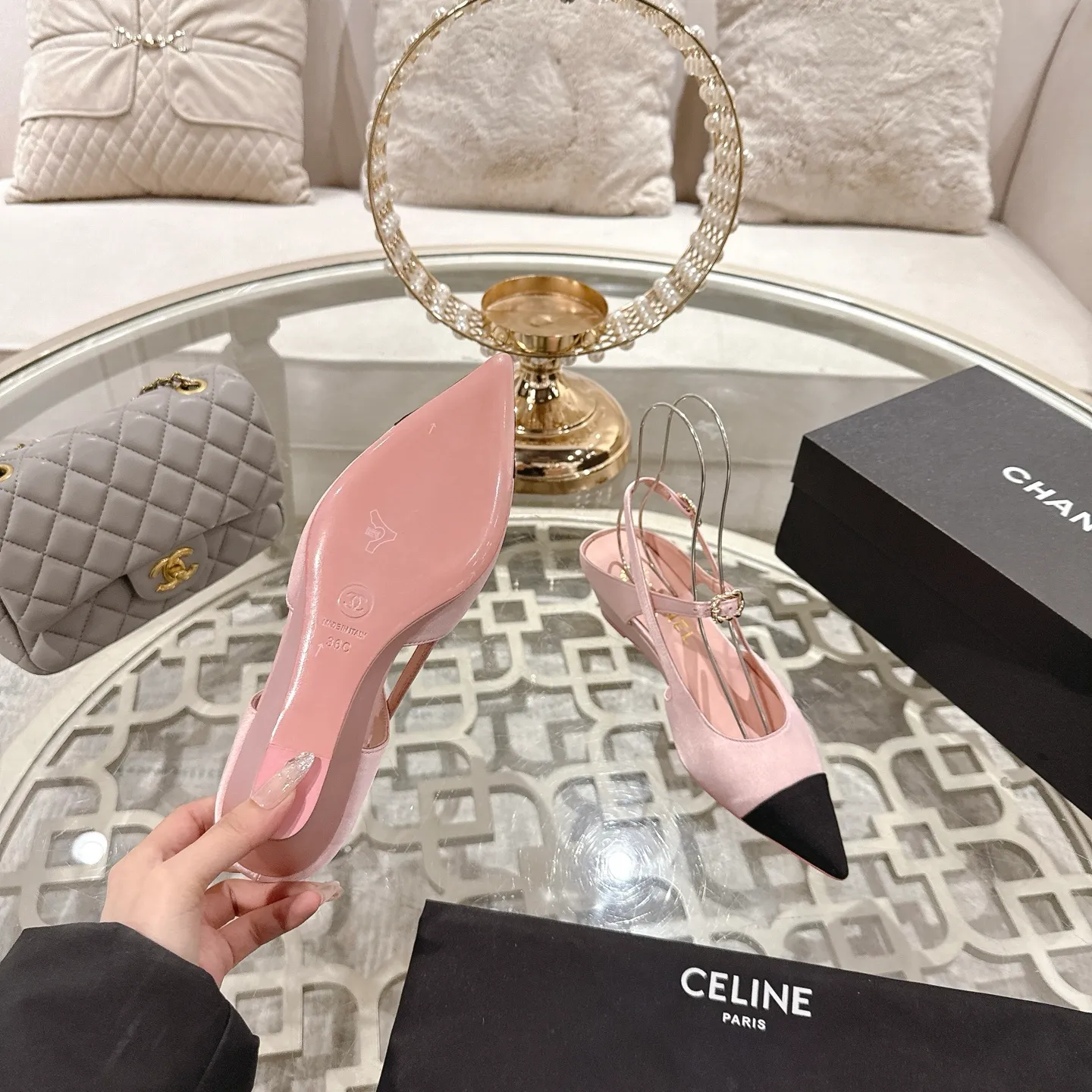 👟👟Ex-factory price 540👟👟 Chanel Xiaoxiang 25ss early spring new product silk satin sandals series French style, so beautiful that it is so beautiful! This is what an elegant and romantic fairy should be like! The minimalist color scheme and silk satin are deeply rooted in people's hearts. It goes well with skirts or casual wear! Fabric: Made of original customized silk Lining: Sheepskin Outsole: Genuine leather outsole imported from Italy Heel height: 4.5cm Size: 35-39 (40.41.42 customization is non-refundable)